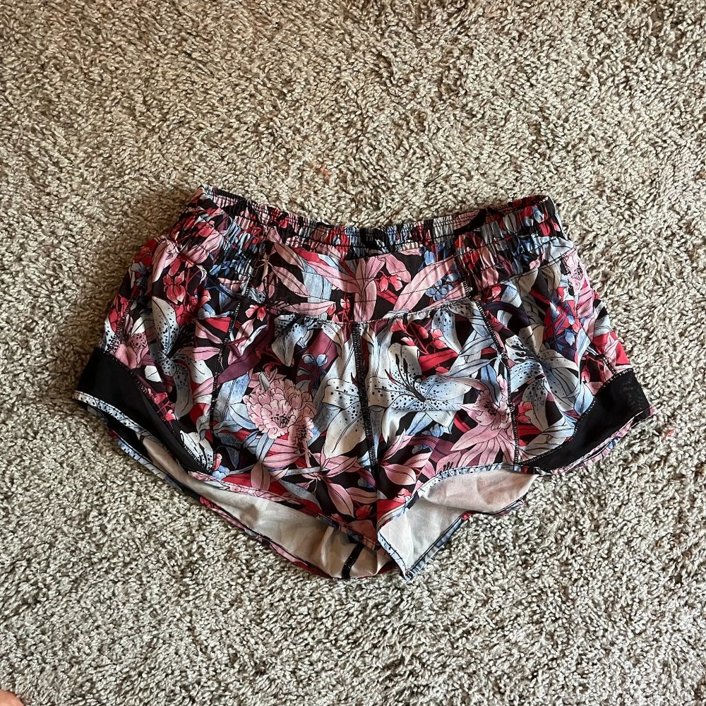 Hotty Hot Low-Rise Lined Short 2.5" // Lululemon // Size 8